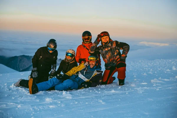 Šťastní Přátelé Baví Relaxaci Kopci Zimních Horách — Stock fotografie