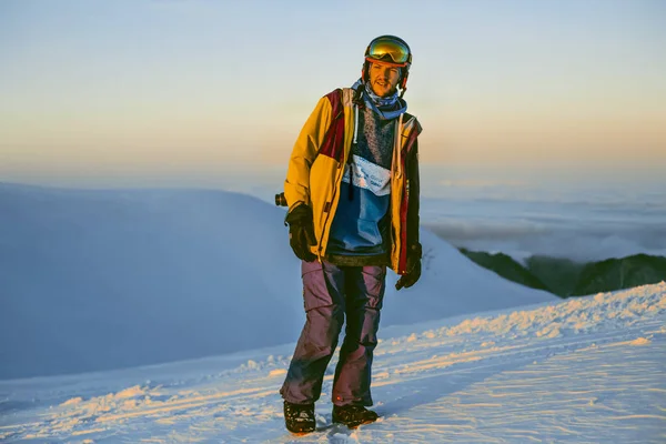 Snowboard Yapan Adam Kış Dağlarında Tepede Yürüyor — Stok fotoğraf
