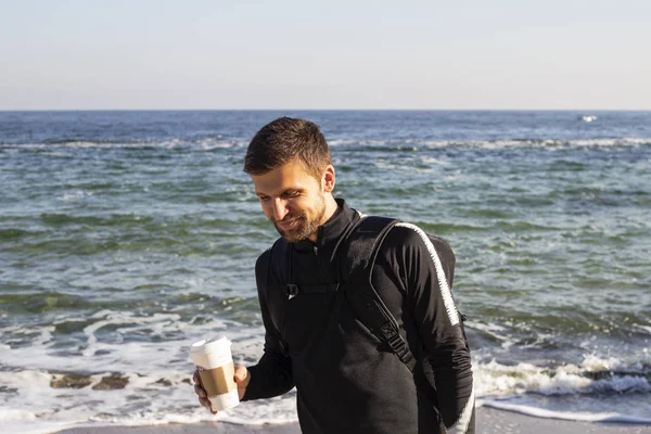 Schöner Mann Sportbekleidung Mit Kaffeetasse Aus Papier Strand — Stockfoto