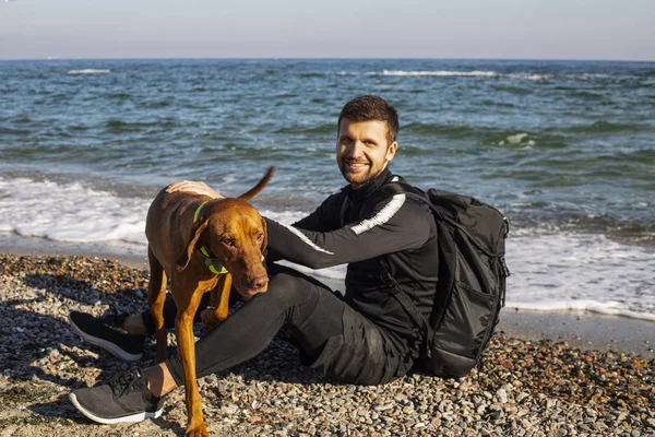 Mann Sportkleidung Spielt Mit Hund Strand — Stockfoto