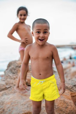 Mutlu çocuklar yaz tatilinin tadını çıkarın. 