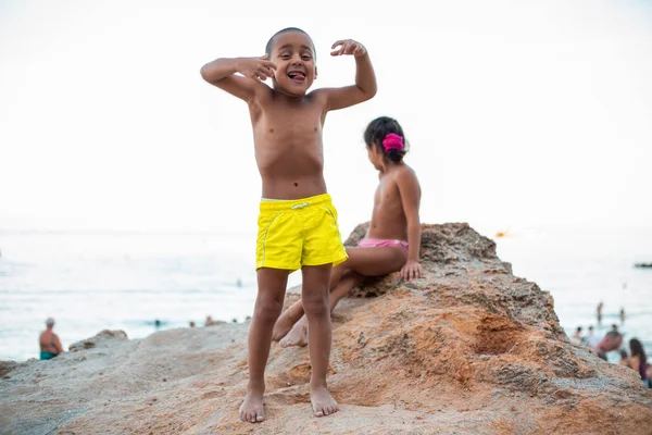 Glückliche Kinder Genießen Die Sommerferien — Stockfoto