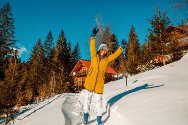 Dışarıda poz veren ceketli bir kadın.