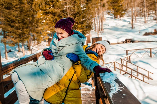 Donne Ridono Giacche Vacanze Invernali Natale — Foto Stock