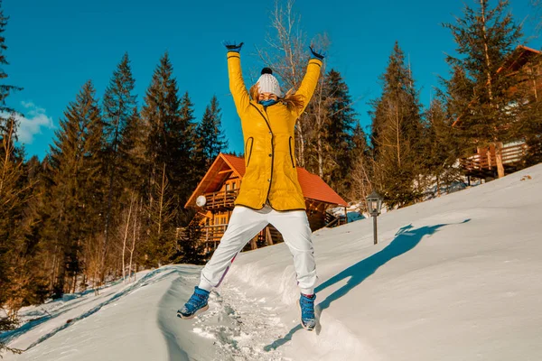 Mujer Jacket Saltar Aire Libre — Foto de Stock