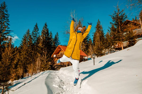 Mujer Jacket Saltar Aire Libre —  Fotos de Stock
