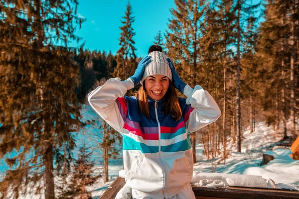 Hermosa Mujer Ropa Abrigo Con Sombrero Mientras Está Pie Bosque —  Fotos de Stock