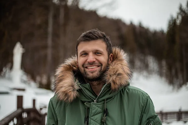 Homem Barbudo Feliz Casaco Quente Ponte Madeira Floresta Inverno Coberta — Fotografia de Stock