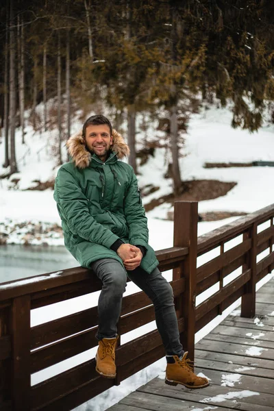 Boldog Szakállas Férfi Meleg Kabátban Hídon Korláton Havas Téli Erdőben — Stock Fotó