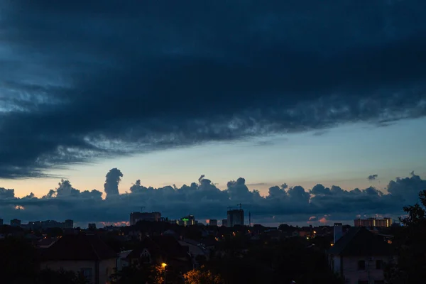 Paisaje Urbano Con Nubes Grises Sobre Fondo Azul Del Cielo — Foto de Stock