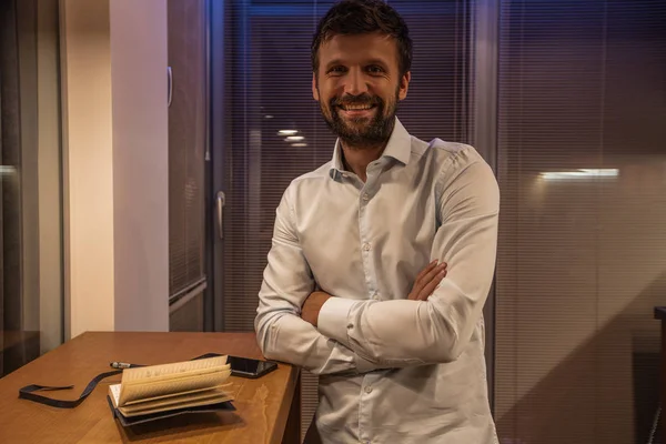 Homem Barbudo Olhando Para Câmera Sorrindo Enquanto Estava Com Braços — Fotografia de Stock