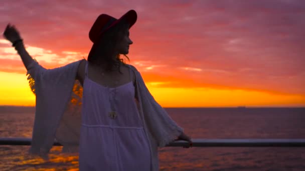 Jovem Mulher Atraente Vestindo Vestido Branco Chapéu Posando Fundo Mar — Vídeo de Stock