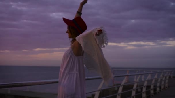 Jovem Mulher Atraente Vestindo Vestido Branco Chapéu Posando Fundo Mar — Vídeo de Stock