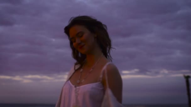 Jovem Mulher Atraente Vestindo Vestido Branco Chapéu Posando Fundo Mar — Vídeo de Stock