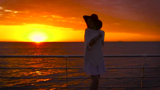 Joven Atractiva Mujer Vistiendo Vestido Blanco Sombrero Posando Fondo Del — Vídeos de Stock