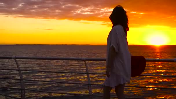 Mladá Atraktivní Žena Nosí Bílé Šaty Klobouk Pózuje Pozadí Moře — Stock video