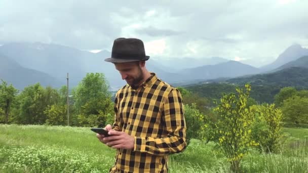 Stilig Man Avslappnade Kläder Med Smartphone Vandringen Bland Bergen Sommardagen — Stockvideo