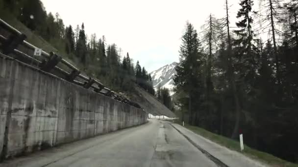 Pitoresca Vista Estrada Vazia Montanhas Cobertas Floresta Dia Inverno — Vídeo de Stock