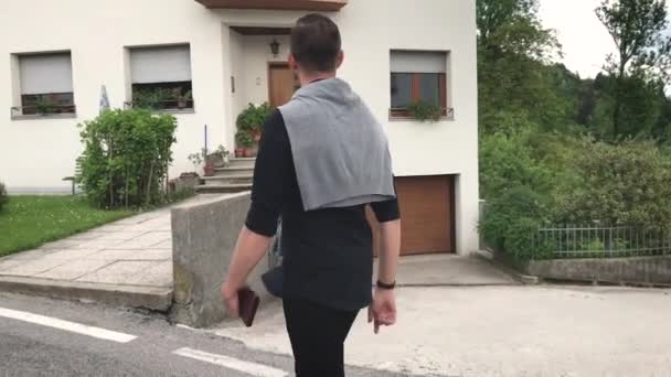 Man Resenär Promenader Tom Väg Byn Bland Bergen Dagtid — Stockvideo