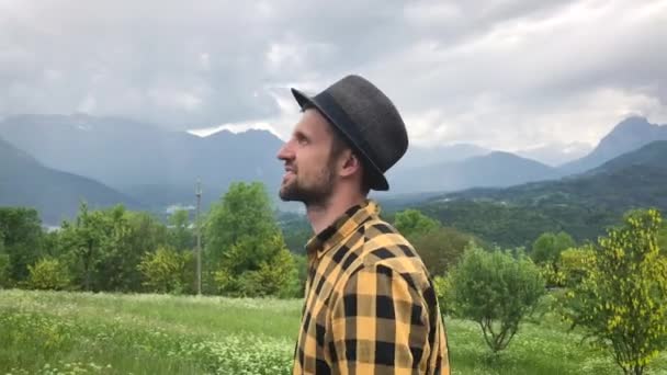 Bel Homme Vêtements Décontractés Marchant Parmi Les Montagnes Jour Été — Video