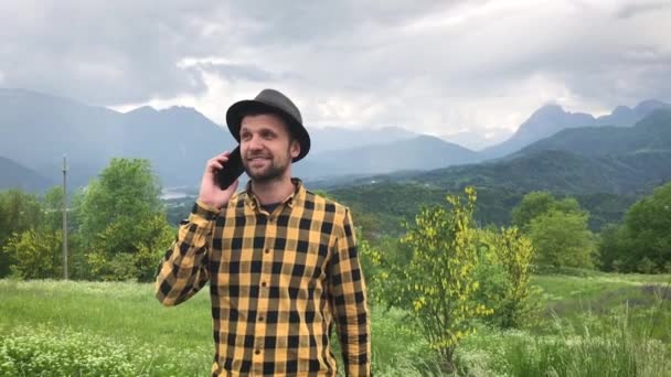 Stilig Man Avslappnade Kläder Talar Smartphone Vandringen Bland Bergen Sommardagen — Stockvideo
