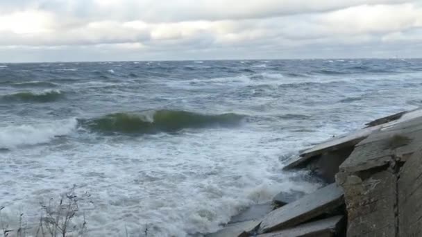 Grandes olas marinas durante la tormenta — Vídeo de stock