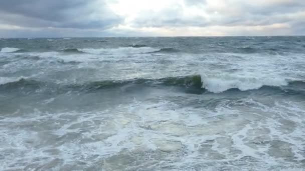 嵐の間の大きな海の波 — ストック動画
