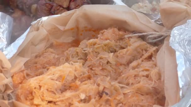 Продовольственная лавка тушеная квашеная капуста на Рождественском рынке — стоковое видео