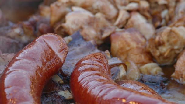 Bandeja de comida com salsichas prontas no mercado de Natal — Vídeo de Stock