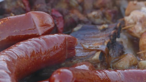 Bandeja de comida com salsichas prontas no mercado de Natal — Vídeo de Stock