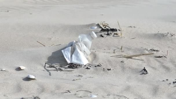 Contaminación de láminas de plástico en arena de playa — Vídeo de stock