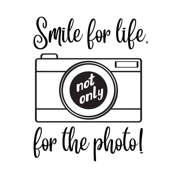 "ยิ้มเพื่อชีวิต ไม่ใช่แค่เพื่อภาพถ่าย คําพูดที่สร้างแรงบันดาลใจ — ภาพเวกเตอร์สต็อก