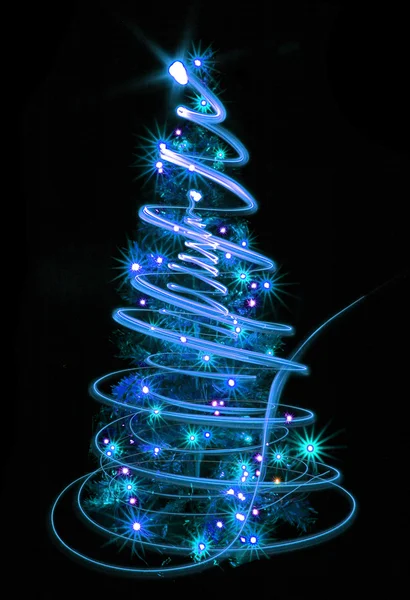Χριστουγεννιάτικο δέντρο μέσα στη νύχτα — Φωτογραφία Αρχείου