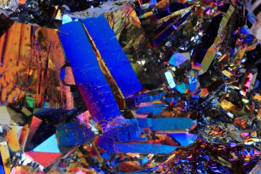 Kristal metal gökkuşağı yüzeyli