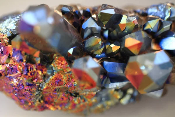 Kristall med metall rainbow yta — Stockfoto