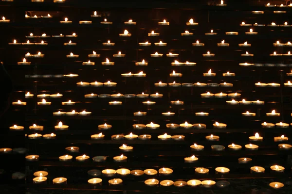 Candele nella notte buia — Foto Stock