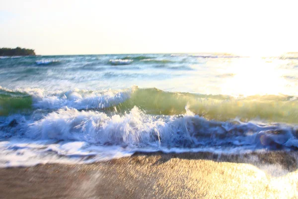 海の波と太陽 — ストック写真