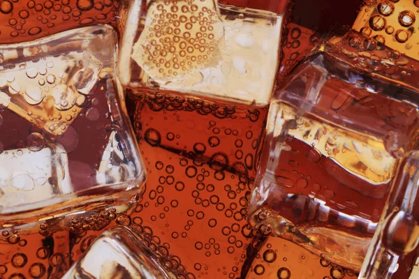 Bebida de cola com cubos de gelo textura — Fotografia de Stock