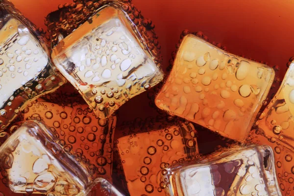 Bebida de cola com cubos de gelo textura — Fotografia de Stock