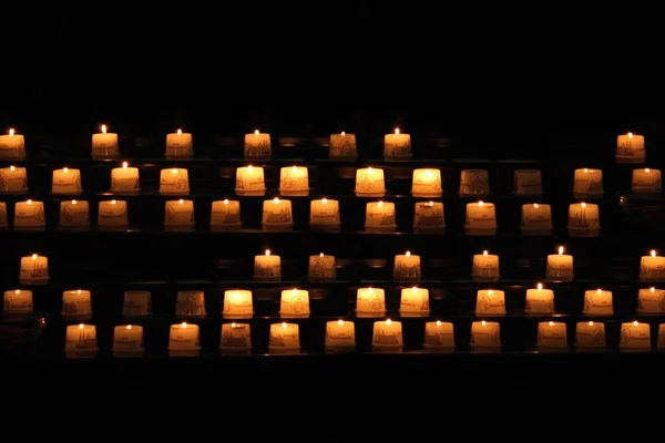 Svíčky v noci pozadí — Stock fotografie
