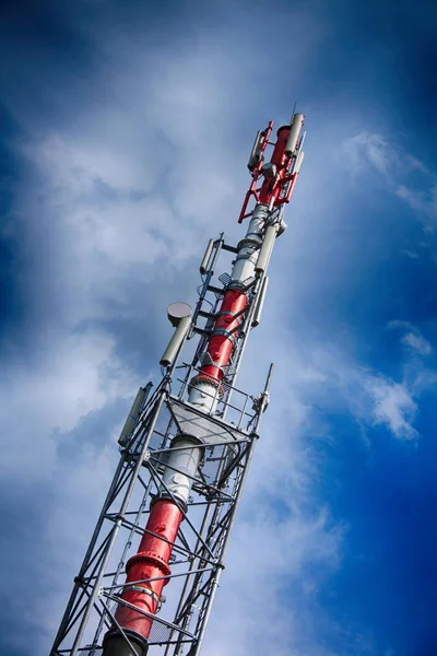 GSM-toren en de blauwe hemel — Stockfoto