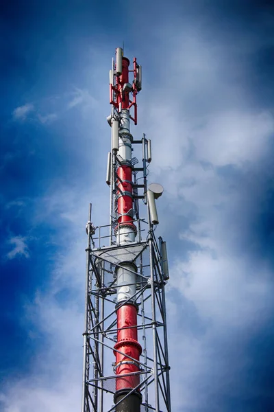 Torre de gsm y cielo azul — Foto de Stock