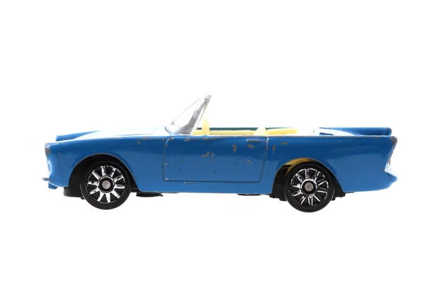 Синий металлический игрушечный автомобиль — стоковое фото