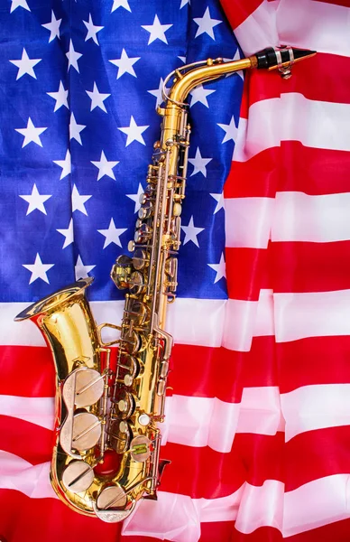 Saksofon i flaga Usa — Zdjęcie stockowe