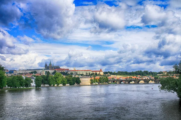 Castelo de Praga e nuvens — Fotografia de Stock