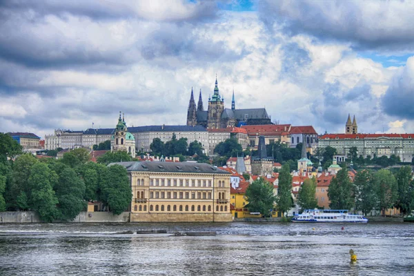 Castelo de Praga e nuvens — Fotografia de Stock