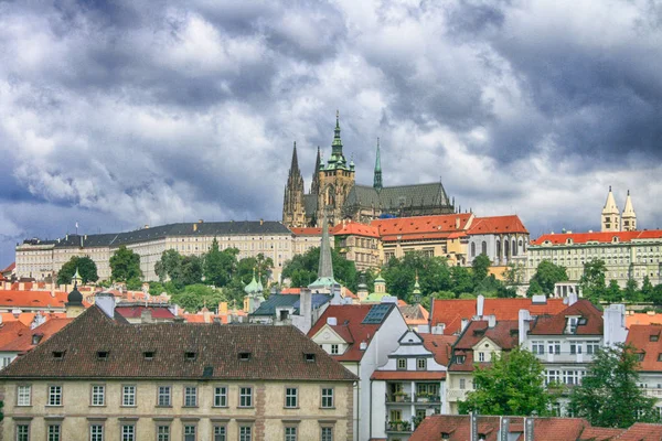 Prager Burg und Wolken — Stockfoto