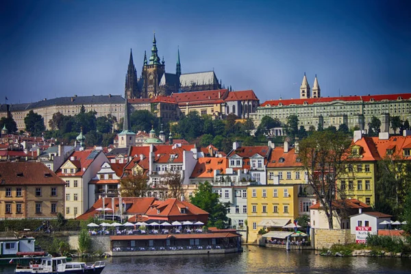 Prager Burg und Fluss — Stockfoto