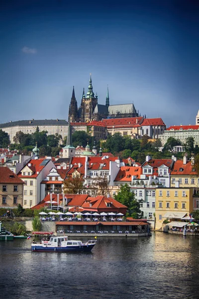 Pražský hrad a řeku — Stock fotografie