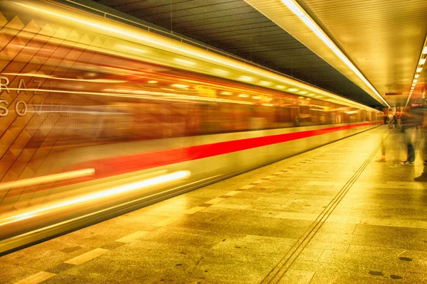 Prags tunnelbana i natt — Stockfoto